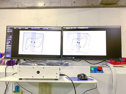 装置中央に置かれている2台のディスプレイです。ここにX線を通した衣服の状態がイメージで表示されます。